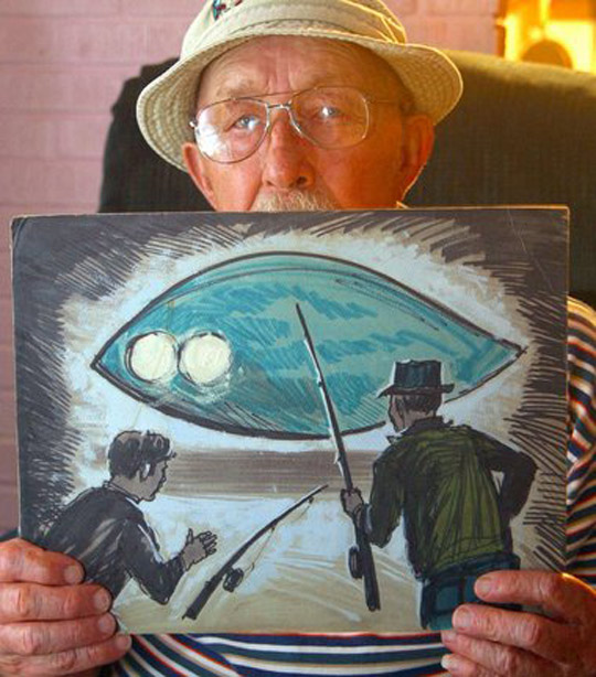 Charlie Hickson showing a painting of the 1973 Pascagoula Abduction UFO. (Image credit: Pat Sullivan, The Mississippi Press)