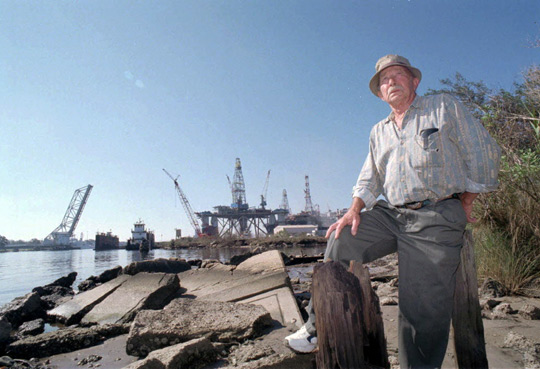 Charlie Hickson in 1998 at the site of the Pascagoula abduction. (image credit: AP Photo/Mississippi Press, William Colgin)