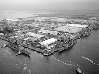 The Ingalls Shipyard in 1985 with several U.S. Navy ships in Pascagoula, Mississippi
